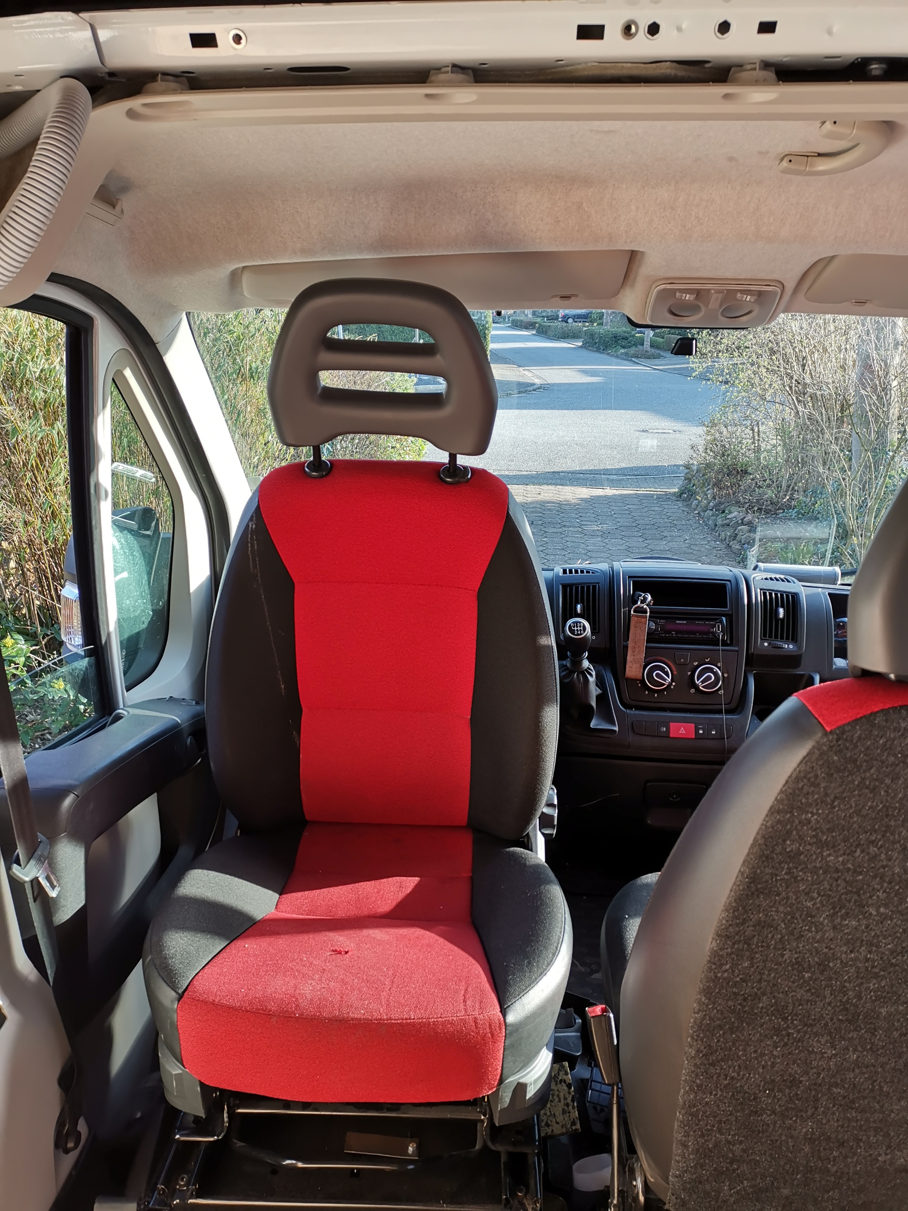 Drehkonsole für Fahrersitz - trotz Beifahrerdoppelsitzbank möglich? (250er)  - Wohnmobilaufbau 